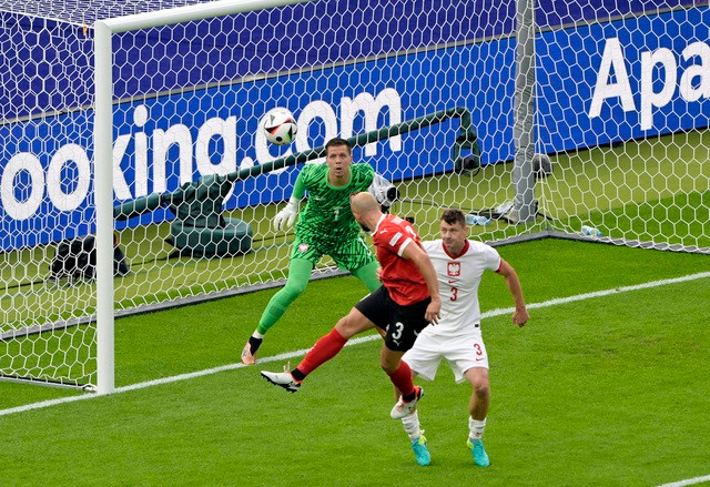 Gernot Trauner đánh đầu ghi bàn mở tỉ số cho Áo