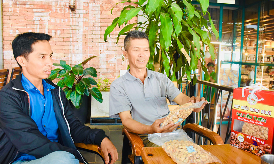 Anh Nguyễn Văn Thiêm (bìa phải)-Giám đốc Công ty TNHH một thành viên Nguyễn Thiêm (xã Ia Chía, huyện Ia Grai) khởi nghiệp dựa trên chính những ý tưởng đổi mới sáng tạo. Ảnh: T.DT Anh Nguyễn Văn Thiêm (bìa phải)-Giám đốc Công ty TNHH một thành viên Nguyễn Thiêm (xã Ia Chía, huyện Ia Grai) khởi nghiệp dựa trên chính những ý tưởng đổi mới sáng tạo. Ảnh: T.DT