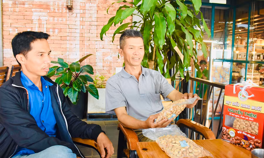 Anh Nguyễn Văn Thiêm (bìa phải)-Giám đốc Công ty TNHH một thành viên Nguyễn Thiêm (xã Ia Chía, huyện Ia Grai) khởi nghiệp dựa trên chính những ý tưởng đổi mới sáng tạo. Ảnh: T.DT