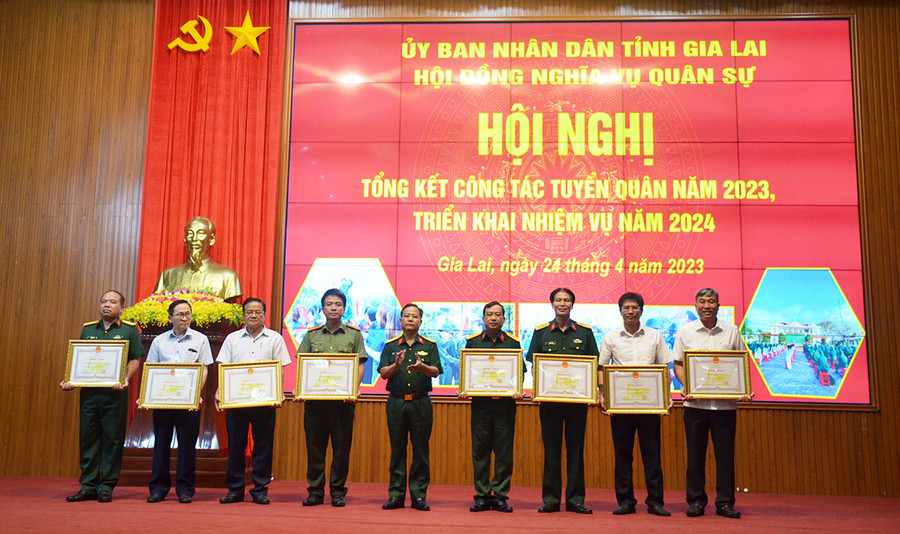 Đại tá Lê Kim Giàu-Ủy viên Ban Thường vụ Tỉnh ủy, Chỉ huy trưởng Bộ Chỉ huy Quân sự tỉnh trao bằng khen của Chủ tịch UBND tỉnh cho các cá nhân có thành tích xuất sắc trong công tác tuyển chọn, gọi công dân nhập ngũ năm 2023. Ảnh: Vĩnh Hoàng Đại tá Lê Kim Giàu-Ủy viên Ban Thường vụ Tỉnh ủy, Chỉ huy trưởng Bộ Chỉ huy Quân sự tỉnh trao bằng khen của Chủ tịch UBND tỉnh cho các cá nhân có thành tích xuất sắc trong công tác tuyển chọn, gọi công dân nhập ngũ năm 2023. Ảnh: Vĩnh Hoàng