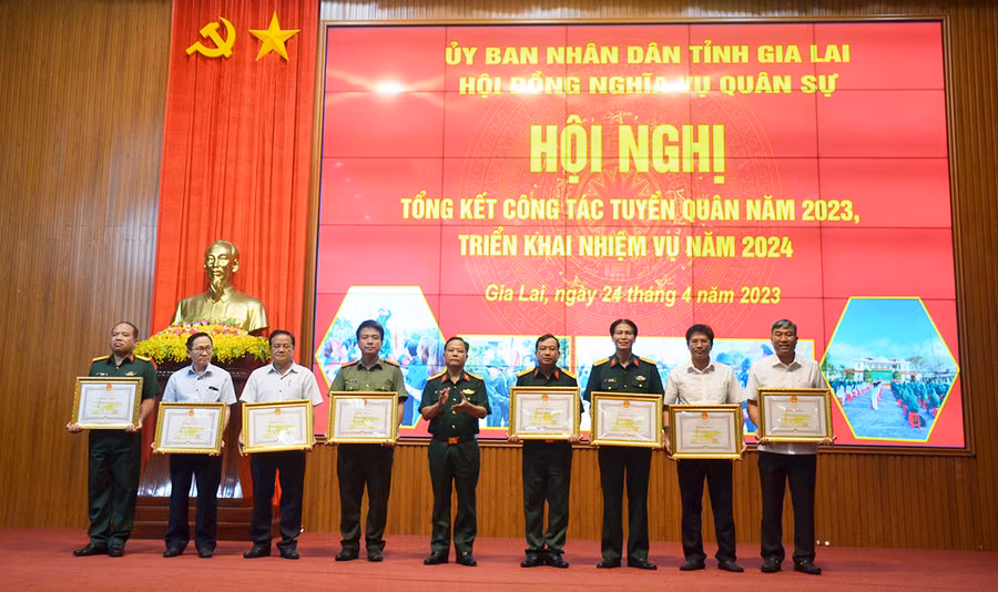 Đại tá Lê Kim Giàu-Ủy viên Ban Thường vụ Tỉnh ủy, Chỉ huy trưởng Bộ Chỉ huy Quân sự tỉnh trao bằng khen của Chủ tịch UBND tỉnh cho các cá nhân có thành tích xuất sắc trong công tác tuyển chọn, gọi công dân nhập ngũ năm 2023. Ảnh: Vĩnh Hoàng