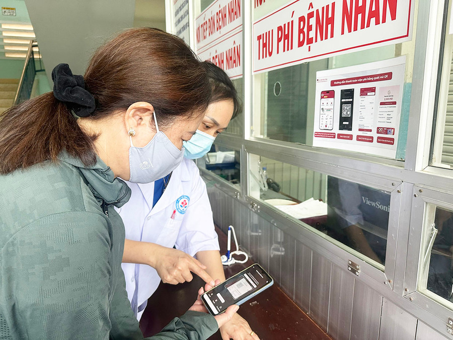 Người dân quét mã QR thanh toán viện phí tại Trung tâm Y tế huyện Kbang. Ảnh: Sơn Ca Người dân quét mã QR thanh toán viện phí tại Trung tâm Y tế huyện Kbang. Ảnh: Sơn Ca