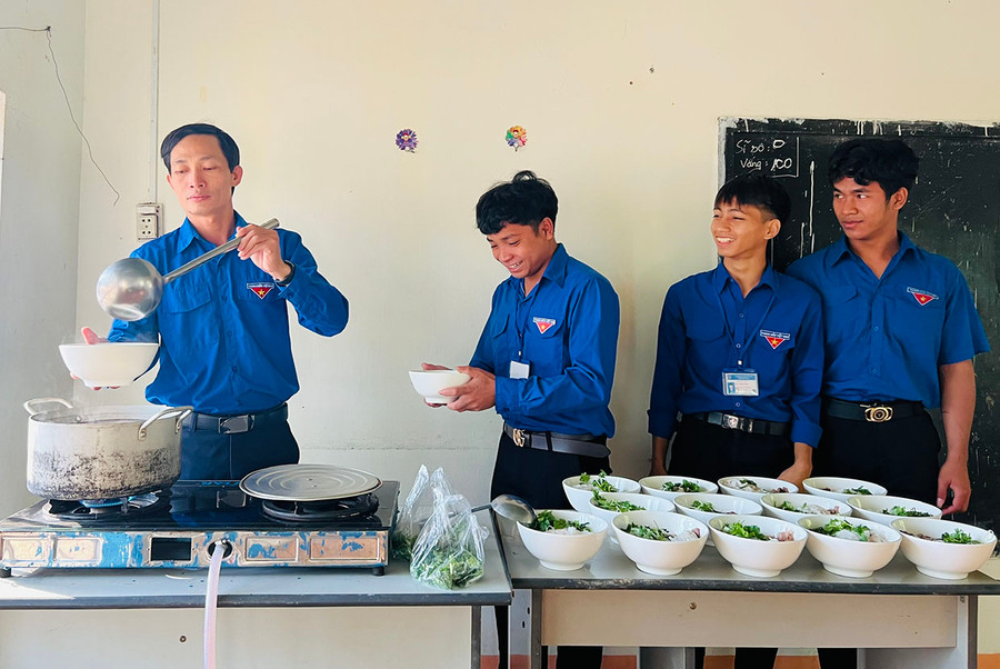 Học sinh Trường THPT Ya Ly (huyện Chư Păh) được ăn sáng miễn phí tại trường. Ảnh: M.N Học sinh Trường THPT Ya Ly (huyện Chư Păh) được ăn sáng miễn phí tại trường. Ảnh: M.N