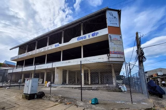 Hiện trạng ngôi nhà 3 tầng mà Công ty TNHH Đà Lạt B&T không muốn tặng cho tỉnh Lâm Đồng nữa. Hiện trạng ngôi nhà 3 tầng mà Công ty TNHH Đà Lạt B&T không muốn tặng cho tỉnh Lâm Đồng nữa.