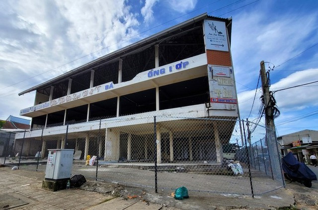 Hiện trạng ngôi nhà 3 tầng mà Công ty TNHH Đà Lạt B&T không muốn tặng cho tỉnh Lâm Đồng nữa. Hiện trạng ngôi nhà 3 tầng mà Công ty TNHH Đà Lạt B&T không muốn tặng cho tỉnh Lâm Đồng nữa.