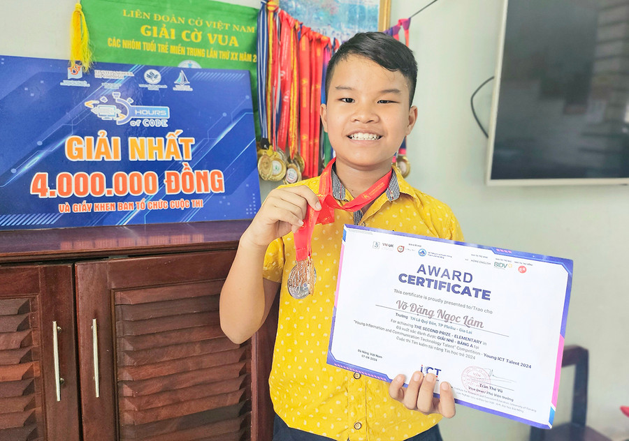 Em Võ Đặng Ngọc Lâm phấn khởi với những thành tích vừa đạt được. Ảnh: H.T