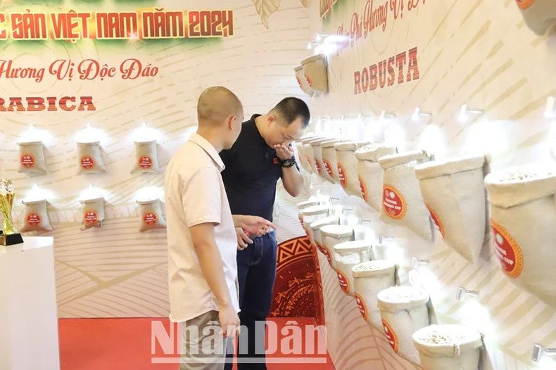 Khán giả nếm trải nghiệm mẫu cà-phê lọt vào top 10 của Cuộc thi Cà-phê đặc sản Việt Nam 2024.