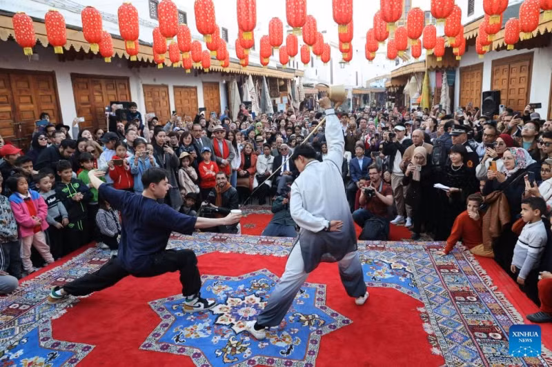 Người dân địa phương ở Rabat, Morocco chăm chú xem các nghệ sĩ Trung Quốc biểu diễn nghệ thuật rót trà nhân dịp lễ hội đón Tết Giáp Thìn.