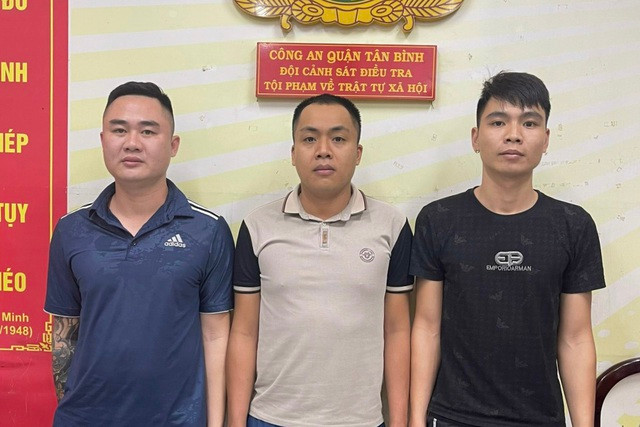 Nhóm cho vay lãi nặng tại cơ quan công an.