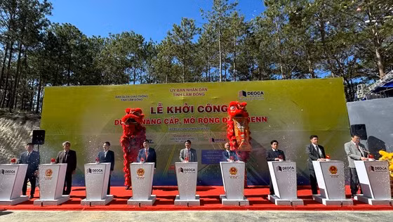 Các đại biểu bấm nút khởi công dự án nâng cấp, mở rộng đèo Prenn.