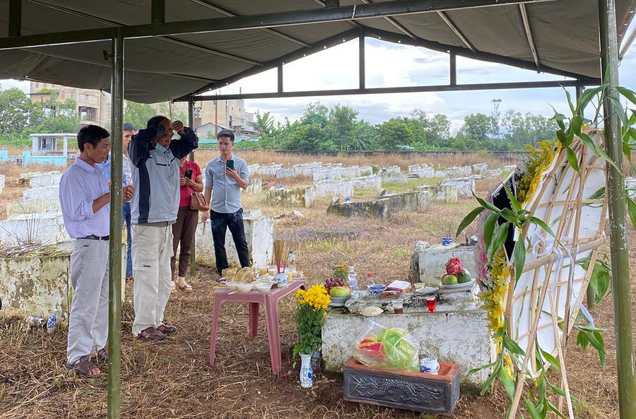 Gia đình liệt sĩ Bùi Văn Khang đến Nghĩa trang Binh đoàn Tây Nguyên (phường Yên Thế, TP. Pleiku) làm thủ tục di dời hài cốt liệt sĩ về Nghĩa trang huyện Hớn Quản, tỉnh Bình Phước. Ảnh: Phạm Đức Long