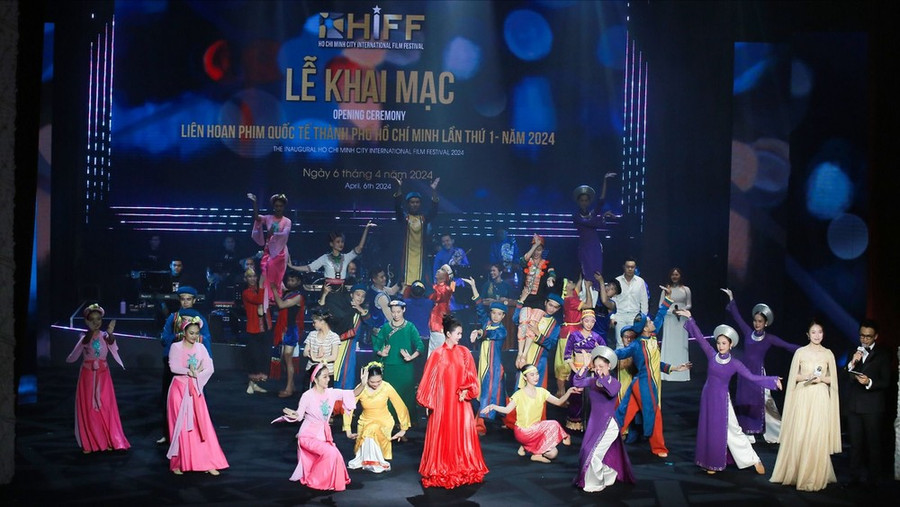 Nét cổ truyền kết hợp phong cách hiện đại tại lễ khai mạc Liên hoan phim quốc tế TPHCM lần thứ nhất (HIFF). Ảnh: BTC Nét cổ truyền kết hợp phong cách hiện đại tại lễ khai mạc Liên hoan phim quốc tế TPHCM lần thứ nhất (HIFF). Ảnh: BTC