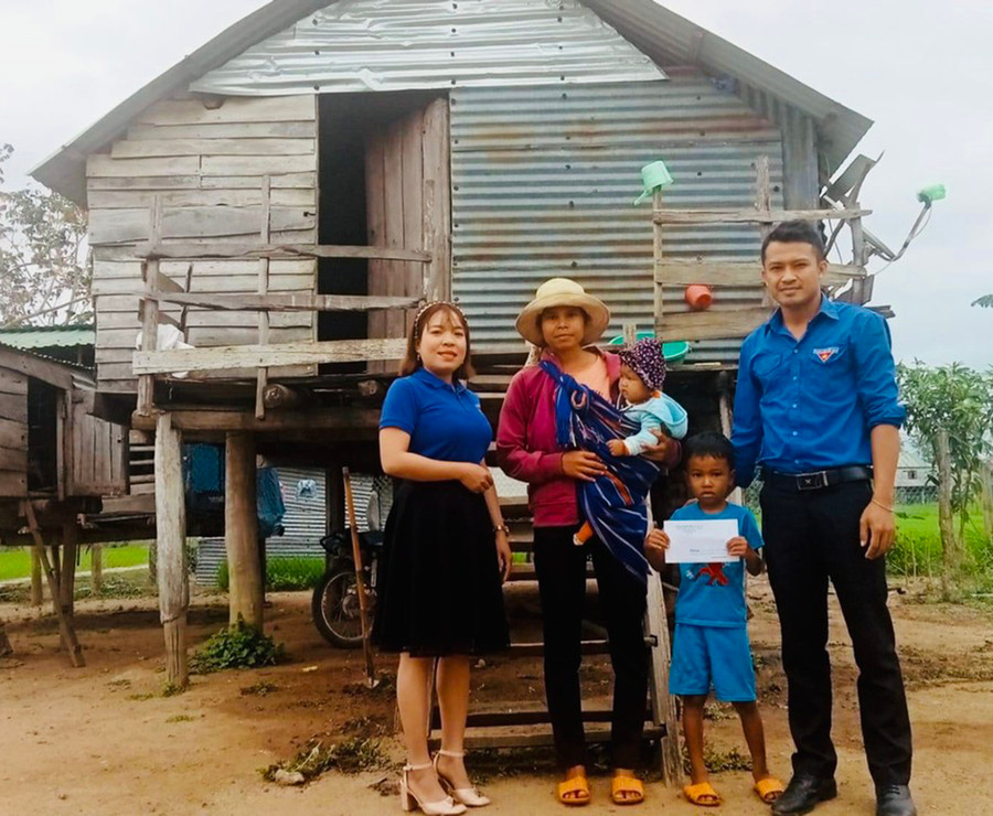 Đoàn xã Ia Tul nhận đỡ đầu em Rah Lan Triệu (buôn Tơ Khế) nhờ nguồn kinh phí thu được từ Ngôi nhà xanh thu gom rác thải. Ảnh: Vũ Chi