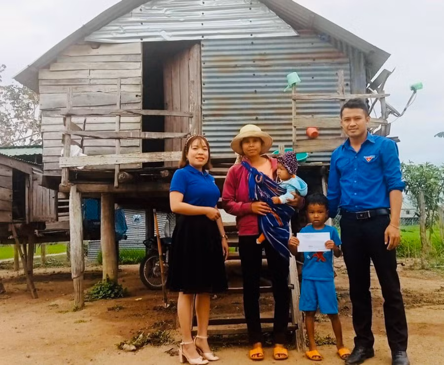 Đoàn xã Ia Tul nhận đỡ đầu em Rah Lan Triệu (buôn Tơ Khế) nhờ nguồn kinh phí thu được từ Ngôi nhà xanh thu gom rác thải. Ảnh: Vũ Chi