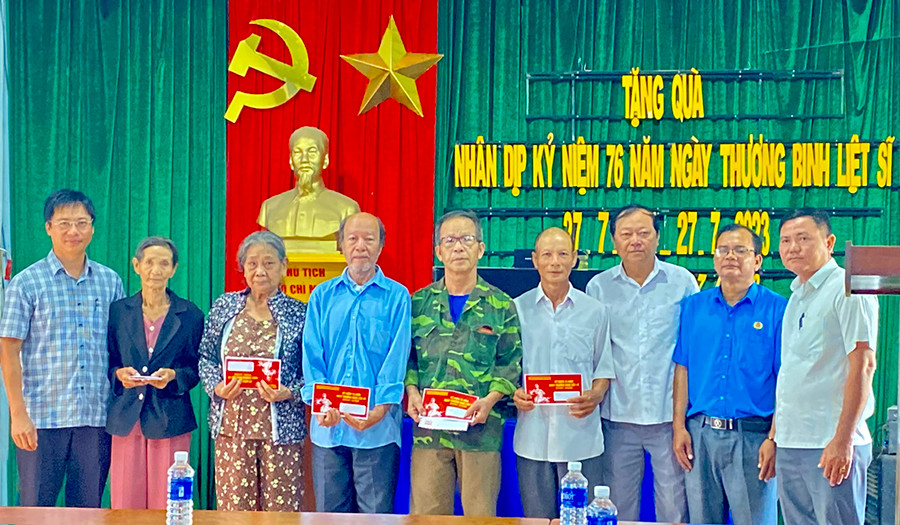 Chủ tịch UBND huyện Ia Pa Huỳnh Văn Trường (bìa trái) trao quà cho các thương binh, bệnh binh, gia đình chính sách tại xã Ia Trok. Ảnh: Mai Linh