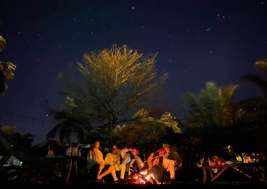 Du khách trải nghiệm ngắm sao trời trong không gian bình yên tại Paksong Farmstay Gia Lai (ảnh đơn vị cung cấp). Du khách trải nghiệm ngắm sao trời trong không gian bình yên tại Paksong Farmstay Gia Lai (ảnh đơn vị cung cấp).