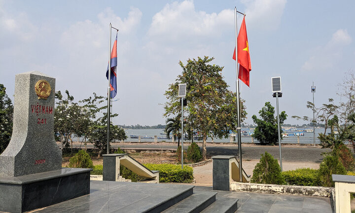 Lên thượng nguồn sông Tiền, sông Hậu chảy vào Việt Nam ở An Giang và Đồng Tháp, du khách sẽ chinh phục 3 cột mốc biên giới trong ngày. Lên thượng nguồn sông Tiền, sông Hậu chảy vào Việt Nam ở An Giang và Đồng Tháp, du khách sẽ chinh phục 3 cột mốc biên giới trong ngày.