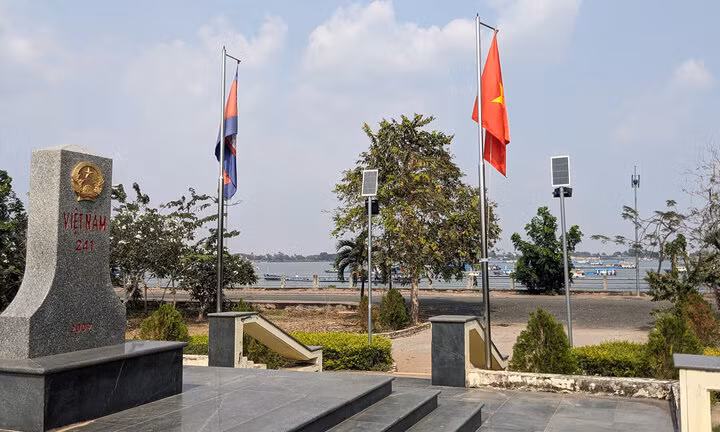 Lên thượng nguồn sông Tiền, sông Hậu chảy vào Việt Nam ở An Giang và Đồng Tháp, du khách sẽ chinh phục 3 cột mốc biên giới trong ngày.