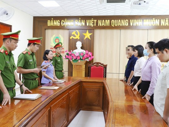Cơ quan điều tra tống đạt các quyết định khởi tố Ngọc, Giang, Tùng (Ảnh Công an Hà Tĩnh)