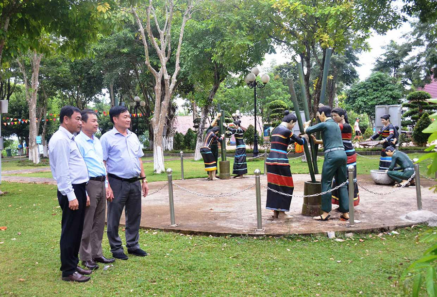 Nhiều du khách tìm đến sóc Bom Bo để hiểu hơn về tinh thần anh dũng của nhân dân nơi đây. Ảnh: Thiên Thanh Nhiều du khách tìm đến sóc Bom Bo để hiểu hơn về tinh thần anh dũng của nhân dân nơi đây. Ảnh: Thiên Thanh