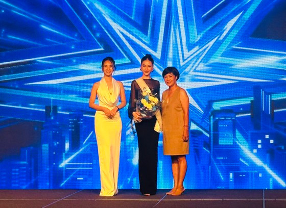 Trao sash dự thi cho thí sinh Bùi Quỳnh Hoa (Hà Nội)