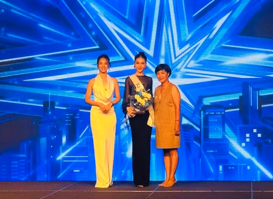 Trao sash dự thi cho thí sinh Bùi Quỳnh Hoa (Hà Nội)