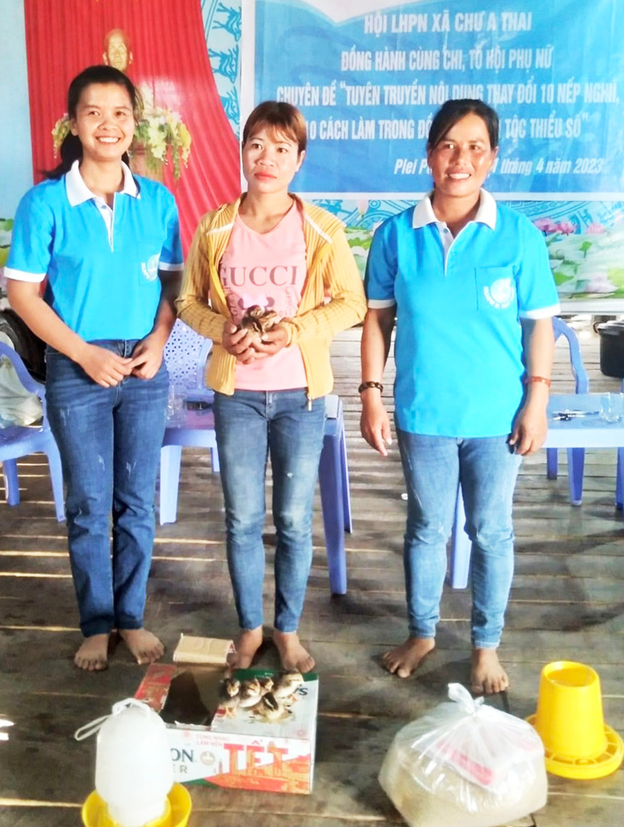 Hội LHPN xã Chư A Thai tặng mô hình sinh kế cho chị Kpă H’Tem (đứng giữa, hội viên phụ nữ nghèo thôn Plei Pông). Ảnh Vũ Chi Hội LHPN xã Chư A Thai tặng mô hình sinh kế cho chị Kpă H’Tem (đứng giữa, hội viên phụ nữ nghèo thôn Plei Pông). Ảnh Vũ Chi