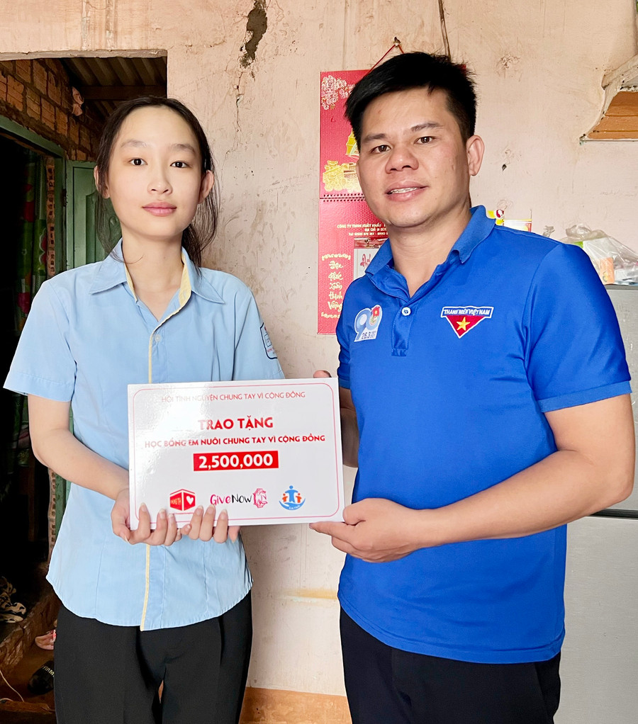 Bí thư Huyện Đoàn Ia Grai Nông Hồng Phong trao học bổng cho em Đặng Mỹ Duyên. Ảnh: Minh Nhật Bí thư Huyện Đoàn Ia Grai Nông Hồng Phong trao học bổng cho em Đặng Mỹ Duyên. Ảnh: Minh Nhật