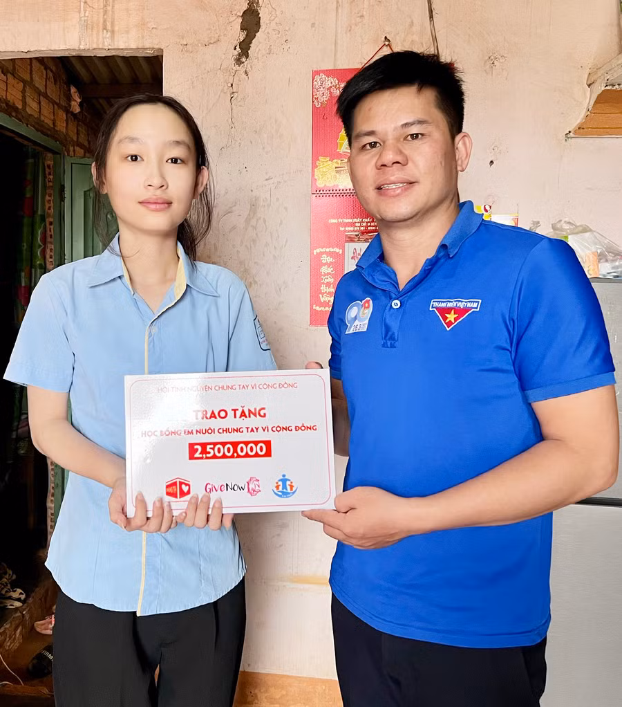 Bí thư Huyện Đoàn Ia Grai Nông Hồng Phong trao học bổng cho em Đặng Mỹ Duyên. Ảnh: Minh Nhật