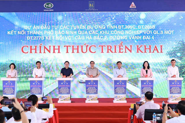 Thủ tướng Phạm Minh Chính cùng các đại biểu bấm nút khởi công dự án. Ảnh: VGP Thủ tướng Phạm Minh Chính cùng các đại biểu bấm nút khởi công dự án. Ảnh: VGP