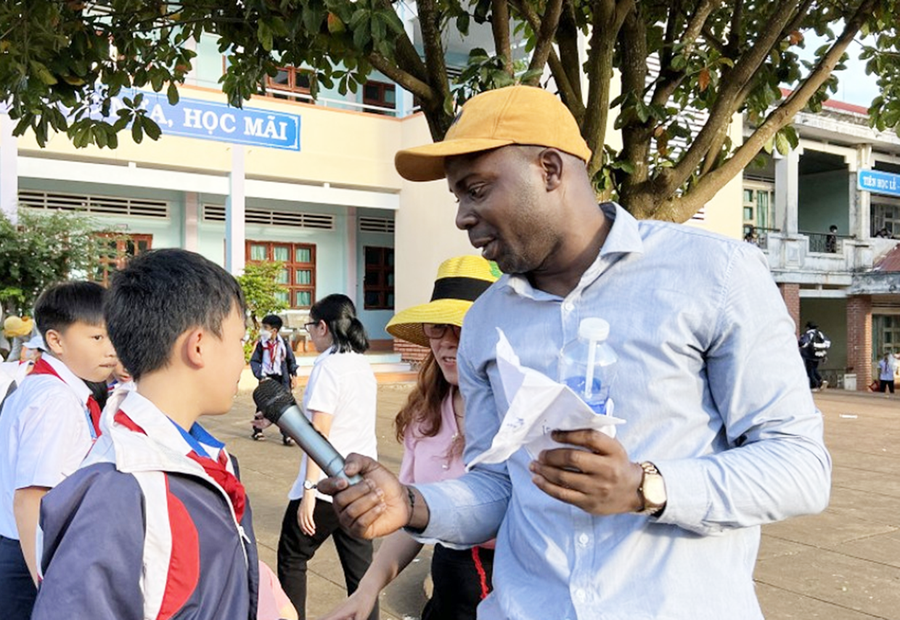 Trường THCS Võ Thị Sáu mời giáo viên người bản ngữ giao lưu học tập ngoại khóa nhằm hỗ trợ phát triển kỹ năng nghe và nói tiếng Anh cho học sinh. Ảnh: Thanh Nhật