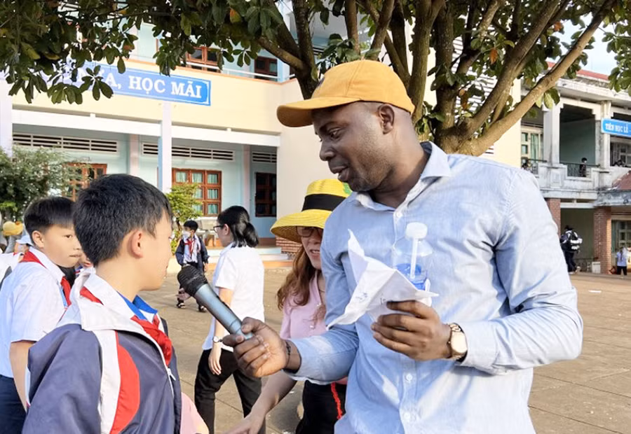 Trường THCS Võ Thị Sáu mời giáo viên người bản ngữ giao lưu học tập ngoại khóa nhằm hỗ trợ phát triển kỹ năng nghe và nói tiếng Anh cho học sinh. Ảnh: Thanh Nhật