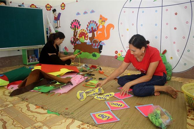 Các cô giáo Trường mầm non Thúy Sơn, huyện miền núi Ngọc Lặc, Thanh Hóa chuẩn bị đồ dùng dạy học và trang thiết bị chuẩn bị đón khai giảng. Ảnh: Nguyễn Nam/TTXVN