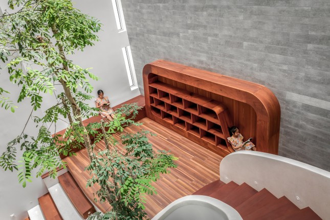 Các chiếu nghỉ luôn tràn ngập ánh sáng tự nhiên do nằm bên dưới giếng trời.