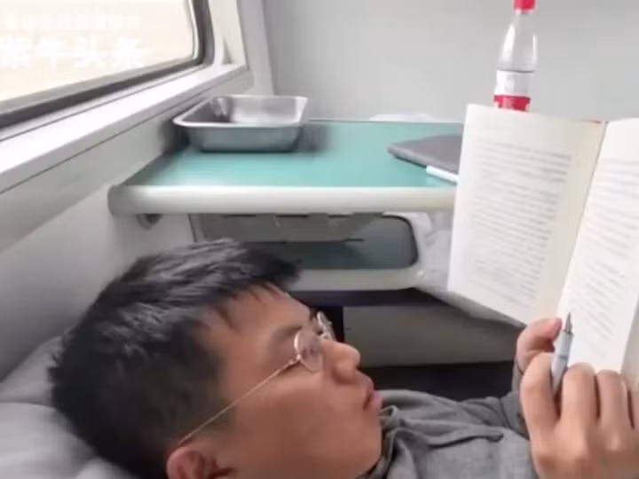 Không kết nối Internet, Dương có thời gian để đọc sách và viết. (Ảnh: Weibo)