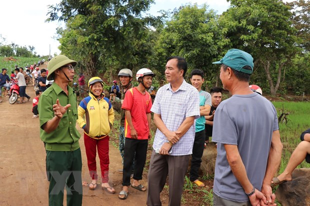 Bí thư Huyện ủy Cư Kuin xuống động viên người dân tại xã Ea Ninh. (Ảnh: Phan Anh Dũng/TTXVN) Bí thư Huyện ủy Cư Kuin xuống động viên người dân tại xã Ea Ninh. (Ảnh: Phan Anh Dũng/TTXVN)