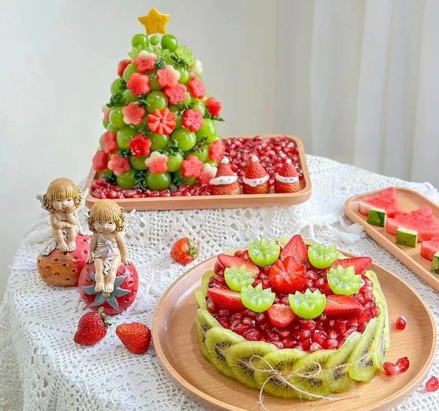 Cây thông Noel với kiểu dáng dễ thương, lạ mắt của chị Thủy khiến nhiều người thích thú. Ảnh: NVCC