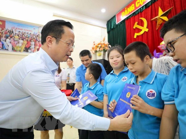 Giám đốc Sở Giáo dục và Đào tạo Hà Nội Trần Thế Cương trao tặng các món quà tới học sinh trường chuyên biệt trên địa bàn Thủ đô. (Ảnh: Thanh Tùng/TTXVN) Giám đốc Sở Giáo dục và Đào tạo Hà Nội Trần Thế Cương trao tặng các món quà tới học sinh trường chuyên biệt trên địa bàn Thủ đô. (Ảnh: Thanh Tùng/TTXVN)
