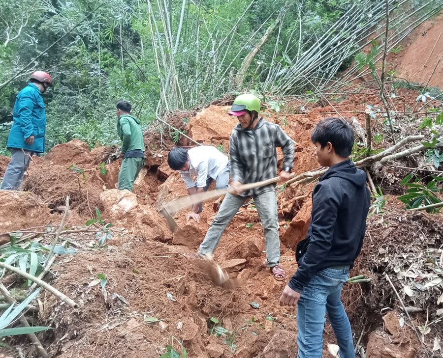 Lực lượng tại chỗ cố gắng san gạt bùn đất để thông tuyến đường tại điểm sạt lở trên đèo Kon Pne. Ảnh: Hữu Nở Lực lượng tại chỗ cố gắng san gạt bùn đất để thông tuyến đường tại điểm sạt lở trên đèo Kon Pne. Ảnh: Hữu Nở