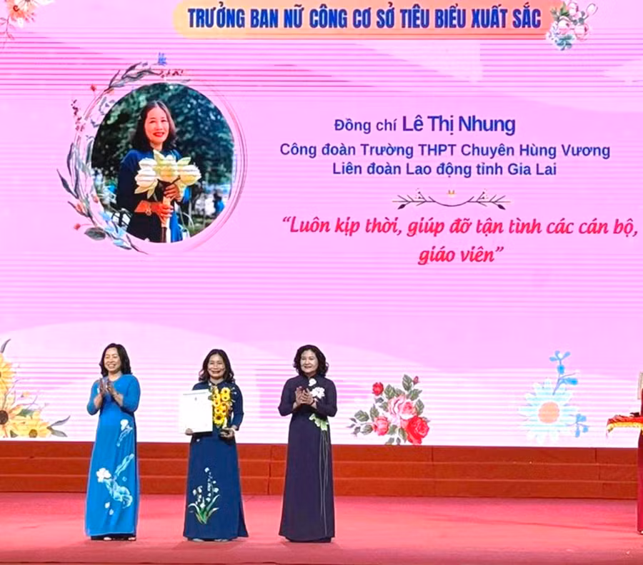 Cô Lê Thị Nhung (giữa) là 1 trong 95 trưởng ban nữ công tiêu biểu xuất sắc toàn quốc (ảnh nhân vật cung cấp). Cô Lê Thị Nhung (giữa) là 1 trong 95 trưởng ban nữ công tiêu biểu xuất sắc toàn quốc (ảnh nhân vật cung cấp).