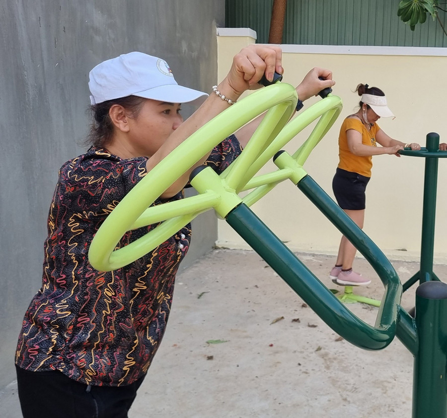 Buổi chiều hàng ngày, bà Thái Thị Mỹ Dung (thôn 2, xã Tân Sơn) đến tập luyện thể dục trên các thiết bị đặt tại nhà văn hóa. Ảnh: Hà Phương Buổi chiều hàng ngày, bà Thái Thị Mỹ Dung (thôn 2, xã Tân Sơn) đến tập luyện thể dục trên các thiết bị đặt tại nhà văn hóa. Ảnh: Hà Phương