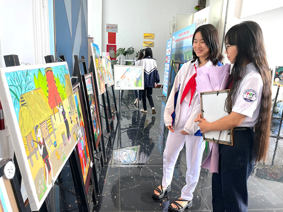 Các em học sinh ngắm tranh đạt giải tại cuộc thi tìm hiểu kiến thức pháp luật về gia đình và phòng-chống bạo lực gia đình. Ảnh: Lam Nguyên Các em học sinh ngắm tranh đạt giải tại cuộc thi tìm hiểu kiến thức pháp luật về gia đình và phòng-chống bạo lực gia đình. Ảnh: Lam Nguyên