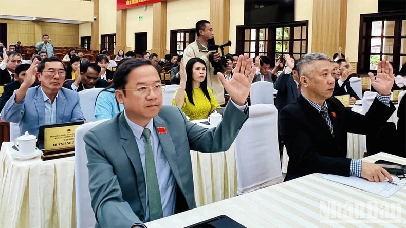 Đại biểu Hội đồng nhân dân tỉnh Lâm Đồng biểu quyết thông qua nghị quyết về chủ trương sắp xếp đơn vị hành chính cấp huyện, cấp xã. Đại biểu Hội đồng nhân dân tỉnh Lâm Đồng biểu quyết thông qua nghị quyết về chủ trương sắp xếp đơn vị hành chính cấp huyện, cấp xã.