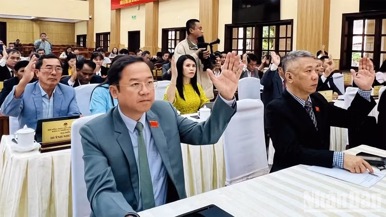 Đại biểu Hội đồng nhân dân tỉnh Lâm Đồng biểu quyết thông qua nghị quyết về chủ trương sắp xếp đơn vị hành chính cấp huyện, cấp xã.