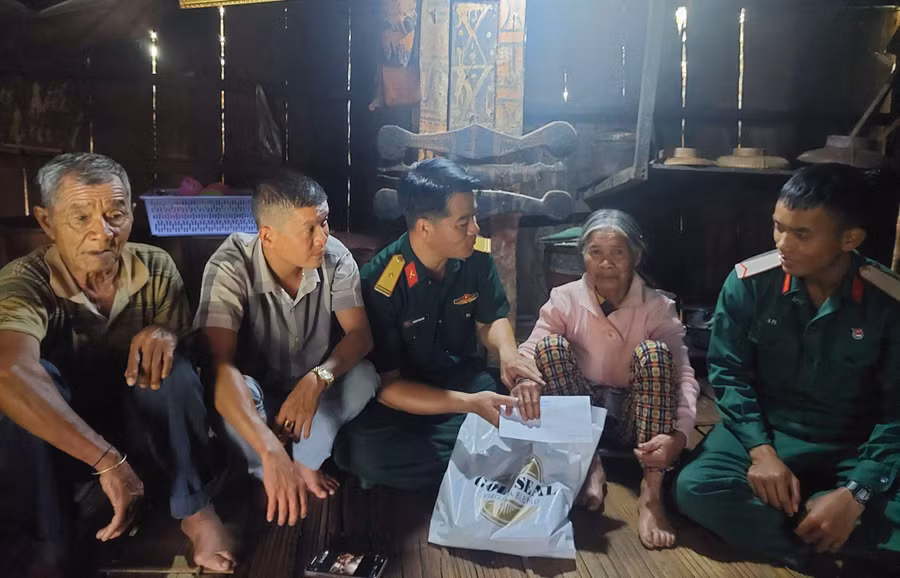 Đơn vị thăm, tặng quà các gia đình liệt sĩ nhân Ngày Thương binh - Liệt sĩ 27/7. Ảnh: VT