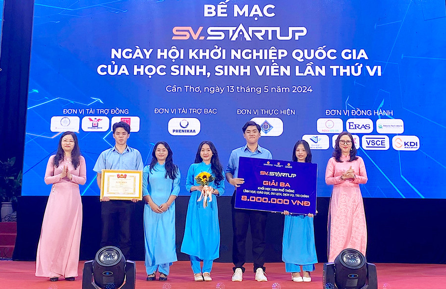 Nhóm học sinh Trường THPT chuyên Hùng Vương nhận giải ba tại cuộc thi “Học sinh, sinh viên với ý tưởng khởi nghiệp” lần thứ VI. Ảnh: Xuân Hương