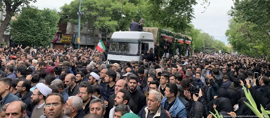 Xe tang chở thi hài Tổng thống Ebrahim Raisi và các thành viên đoàn tháp tùng trên đường phố Tabriz. Ảnh: ANADOLU Xe tang chở thi hài Tổng thống Ebrahim Raisi và các thành viên đoàn tháp tùng trên đường phố Tabriz. Ảnh: ANADOLU