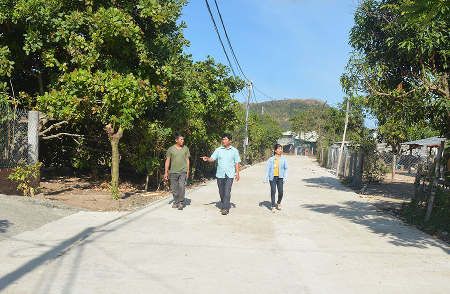 Người dân thôn Thanh Hà phấn khởi đi trên con đường bê tông mới hoàn thiện. Ảnh: P.D Người dân thôn Thanh Hà phấn khởi đi trên con đường bê tông mới hoàn thiện. Ảnh: P.D