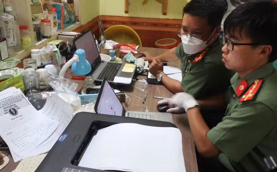 Cơ quan điều tra thu thập nhiều tài liệu, chứng cứ phạm tội của tổ chức phản động "CPQGVNLT". Ảnh: Nguyễn Hữu