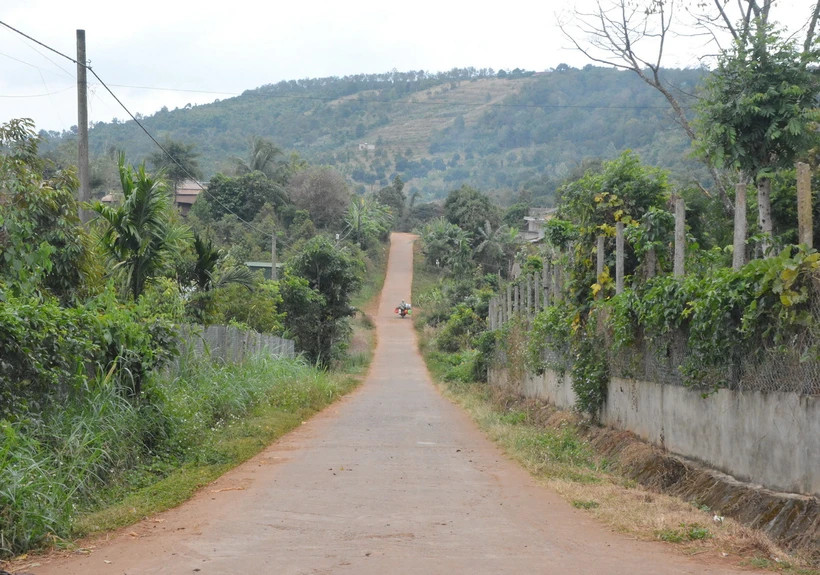 Những tuyến đường bêtông hóa làm thay đổi diện mạo vùng có đạo Tin lành tại buôn ADrơng Prong, xã Cư Pơng, huyện Krông Búk, tỉnh Đắk Lắk. (Ảnh: Tuấn Anh/TTXVN) Những tuyến đường bêtông hóa làm thay đổi diện mạo vùng có đạo Tin lành tại buôn ADrơng Prong, xã Cư Pơng, huyện Krông Búk, tỉnh Đắk Lắk. (Ảnh: Tuấn Anh/TTXVN)